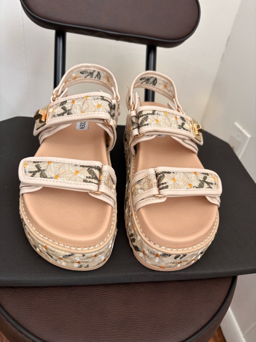 Steve Madden Beige Floral Embroidered Platform Sandals - Picture 2 of 3